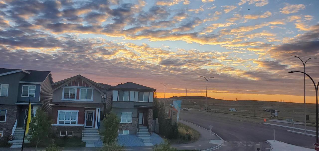Delightful 1-Bedroom Private Suite In A New Home YYC Exterior foto